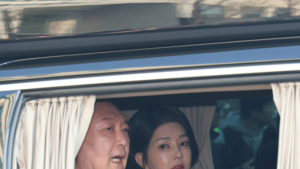 검찰, ‘샤넬 교환’ 동행 21그램 대표 아내 자택 압수수색…김건희 비서 USB 확보
