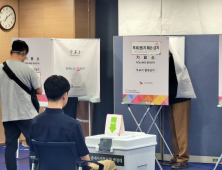 주민 발길 이어진 신림동 사전투표소…“바빠도 투표는 해야죠” [사전투표 현장]