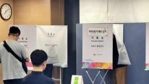 주민 발길 이어진 신림동 사전투표소…“바빠도 투표는 해야죠” [사전투표 현장]