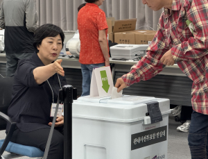 인천 미추홀구 사전투표 열기 ‘후끈’ [쿡 정치포토]