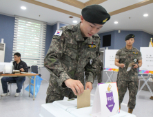 소중한 주권을 행사는 군 장병[쿠키포토]