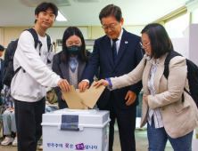 ‘사전투표 완료’ 이재명 “청년의 시대로 회복하는 출발점 되길” [21대 대선]
