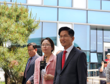김문수, 인천 계양서 딸과 함께 사전투표…“이재명, 빠른 시일 내 추격” [21대 대선]