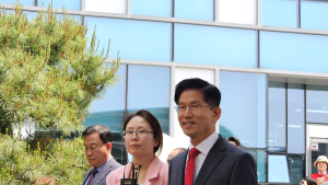김문수, 인천 계양서 딸과 함께 사전투표…“이재명, 빠른 시일 내 추격” [21대 대선]