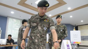 사전투표 첫날, 최전방 장병들도 소중한 한표 행사[쿠키포토]