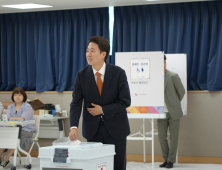 이준석 “대한민국, 젊게 바꾸겠다” [사전투표 현장]