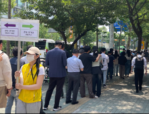 “점심 못 먹어도 투표”…1시간 대기에도 여의동주민센터 ‘북적’ [사전투표 현장]