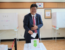 사전투표하는 이상호 태백시장
