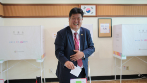 사전투표하는 이상호 태백시장