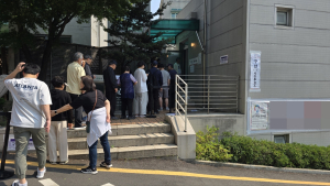 ‘나라걱정’에 높아진 수도권 투표 열기…“위기극복 대통령 되길” [사전투표 현장]