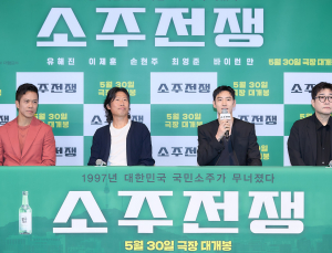 유해진·이제훈 “‘소주전쟁’, 숙취 남지만 계속 마시고 싶은 영화” [쿠키 현장]