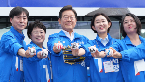 사전 투표 첫날, 유세하는 이재명 후보