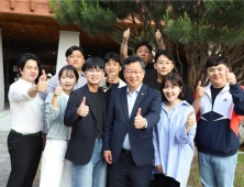 안호영 의원, 지역 청년들과 함께 사전투표 참여