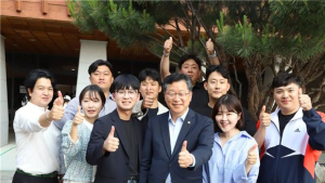 안호영 의원, 지역 청년들과 함께 사전투표 참여