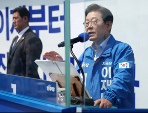 이재명 “K-배터리로 경제 재충전…초격차 기술 육성” [21대 대선]