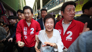 박근혜, 대구 서문시장 찾아 “보고싶어 했다는 말씀에 가슴 뭉클” [21대 대선]