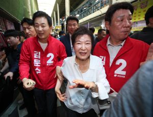 박근혜, 대구 서문시장 찾아 “보고싶어 했다는 말씀에 가슴 뭉클” [21대 대선]
