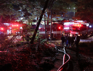 노원구 수락산 야간 화재, 2시간여 만에 완진…배드민턴장 가건물 전소