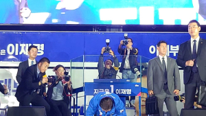 이재명, 여의도서 큰절로 공식 유세 마무리 “내란 심판이 경제 살려” [쿡 정치포토]