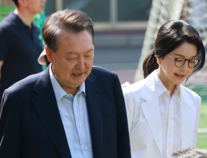 윤석열 부부 동반 투표…‘부정선거’ 질문에 침묵 [21대 대선]