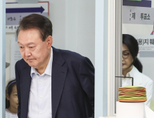 윤석열 부부 서초 사저 인근서 투표…‘부정선거’ 질문엔 묵묵부답