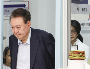 윤석열 부부 서초 사저 인근서 투표…‘부정선거’ 질문엔 묵묵부답