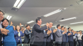 [포토] 출구조사 결과에 기뻐하는 부산 민주당