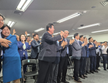 [포토] 출구조사 결과에 기뻐하는 부산 민주당