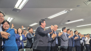 [포토] 출구조사 결과에 기뻐하는 부산 민주당