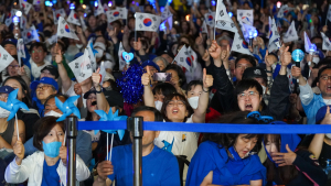 엄지 들고 환호하는 더불어민주당 지지자들 [21대 대선]