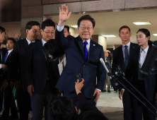 ‘당선 확실’ 자택 나서는 이재명