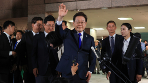‘당선 확실’ 자택 나서는 이재명