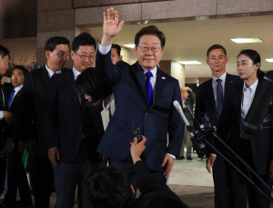 ‘당선 확실’ 자택 나서는 이재명