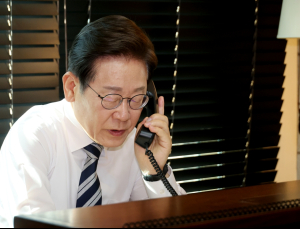 李 대통령, 김명수 합참의장과 통화...군 통수권 이양 보고 받아 [이재명 정부]