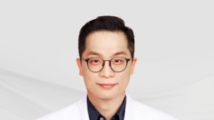 “걷다가 쉬어야 해요”… 다리 저림·보행 장애, 척추관협착증 신호? [건강 나침반]