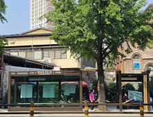 전주 중앙성당 앞 가로수 품은 저상버스 승강장 시설 개선 ‘눈길’