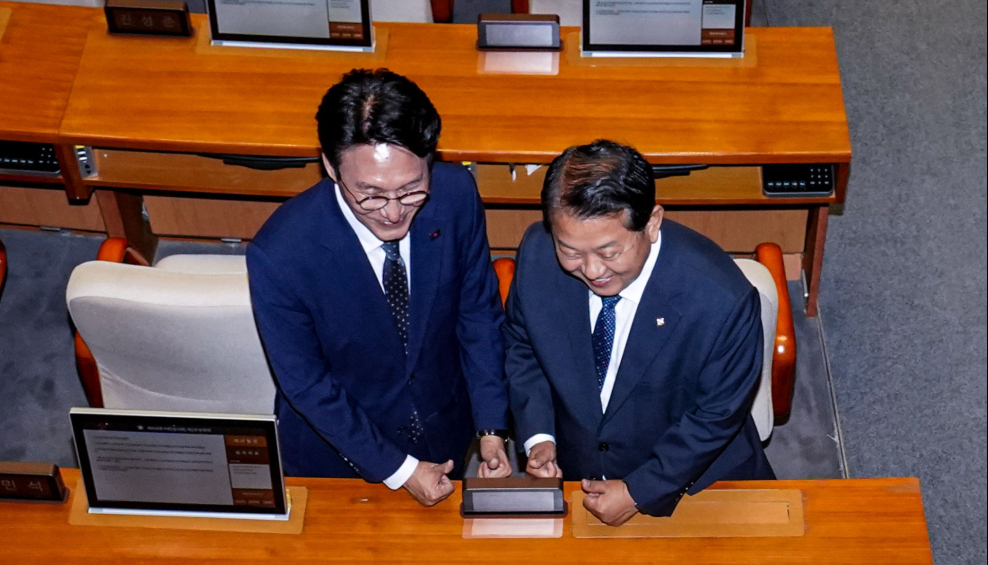 김민석 국무총리 후보자 ‘인증샷 삼매경’…누구 자리길래?