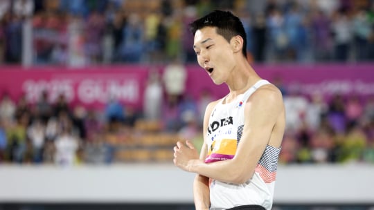 ‘6연속 우승’ 우상혁, 2m32 넘고 로마 다이아몬드리그 우승