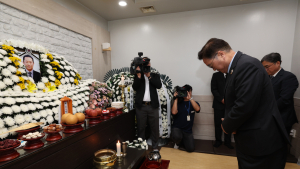 우원식 의장, 故 김충현씨 조문 “국회 역할 다할 것”