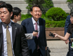 윤석열, 대선 후 첫 내란 혐의 재판 출석…‘이재명 당선’ 질문엔 침묵