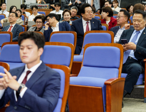 국힘 중진들‚ ‘김용태 거취’ 관련 의견 못 모아…의총서 결론낸다