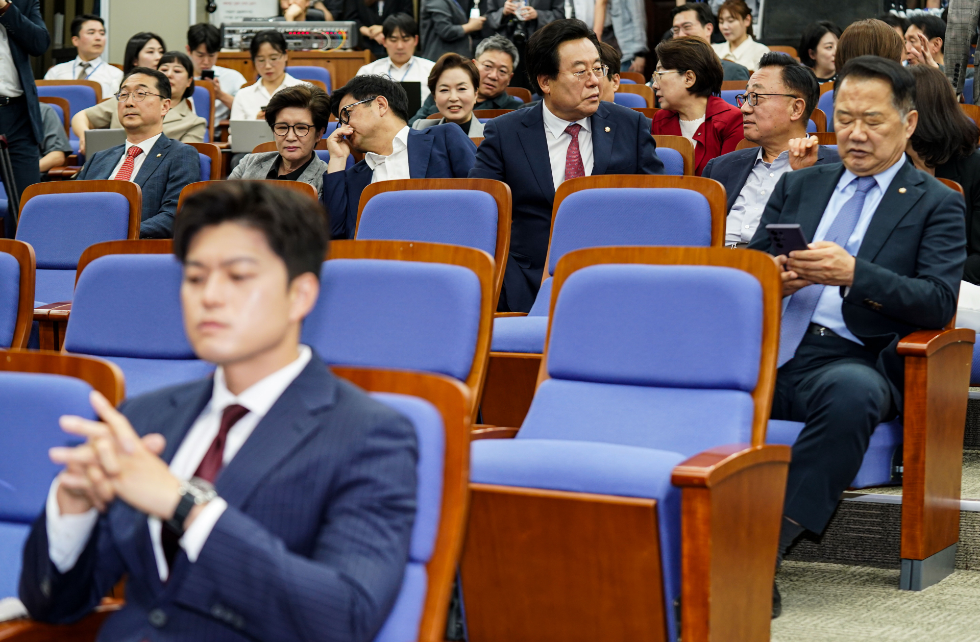 국힘 중진들‚ ‘김용태 거취’ 관련 의견 못 모아…의총서 결론낸다