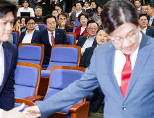 ‘대선 책임론’에 지도부·한동훈 칼 겨눈 친윤…‘조기전대’ 향방은