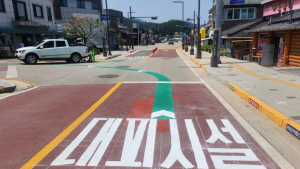 양구군, 대피시설 안내 도로 도색 도입 '한눈에 쏙'