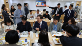 이재명 대통령, 기자식당 깜짝 방문...기자들과 점심 식사
