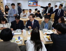 이재명 대통령, 기자식당 깜짝 방문...기자들과 점심 식사