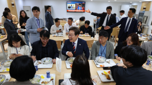 이재명 대통령, 기자식당 깜짝 방문...기자들과 점심 식사