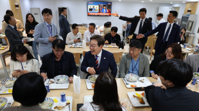 이재명 대통령, 기자식당 깜짝 방문...기자들과 점심 식사