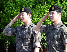 진짜 군대 이겨낸 'ARMY' 팬심…BTS 완전체 임박, 하이브 사옥 앞도 '보라해'