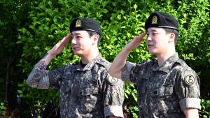 진짜 군대 이겨낸 'ARMY' 팬심…BTS 완전체 임박, 하이브 사옥 앞도 '보라해'